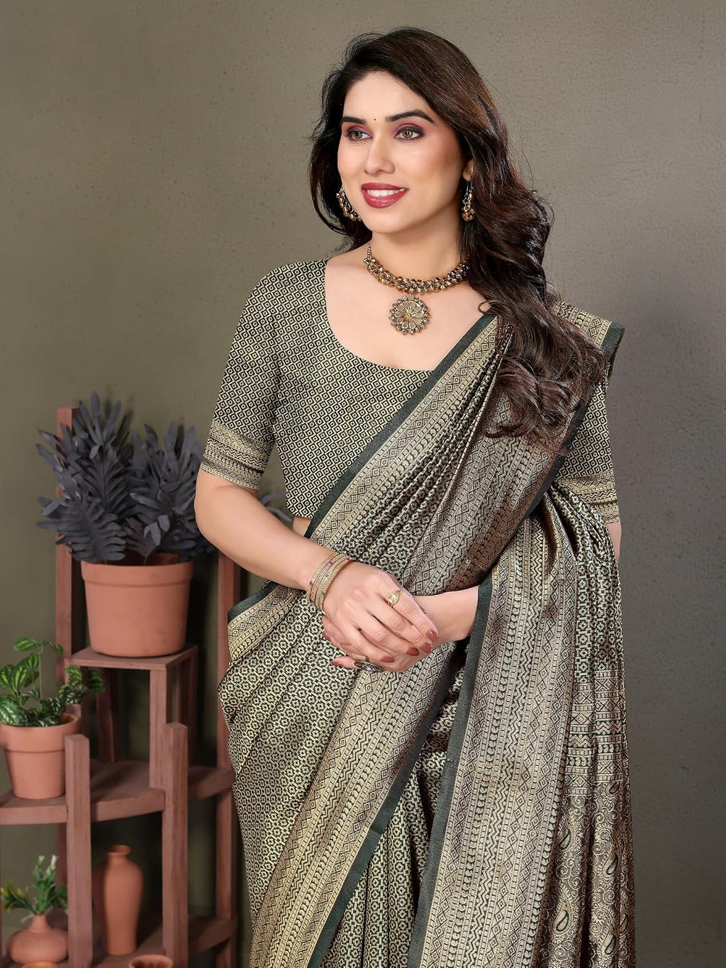Women'S Litchi Silk Banarasi Silk Saree (Seema)